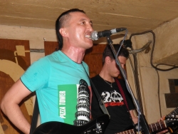 Тур «К последнему морю», Донецк, бар Gung’ю‘buzz, 2 мая 2013 (фото: Иван Антипов